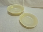 Jogo de 2 travessas redondas fundas em vidro opalinado Colorex creme com borda gomada. Medindo 24cm x 6,5cm de altura, 20cm x 4,5cm de altura.