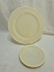 Jogo de prato de bolo com 2 pratinhos em vidro opalinado Colorex creme com borda gomada, modelos diferentes. Medindo o de servir 30,5cm de diâmetro.