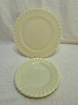 Jogo de prato de bolo com 2 pratinhos em vidro opalinado Colorex creme com borda gomada. Medindo o de servir 31cm de diâmetro.