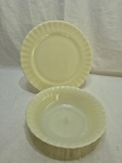 Jogo de prato de bolo com travessa redonda funda em vidro opalinado Colorex creme com borda gomada. Medindo 31cm de diâmetro, 24cm x 6,5cm de altura.
