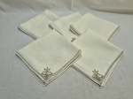 Jogo de 5 guardanapos em linho com bordados. Medindo 40cm x 40cm. Peças com marcas de guardado.