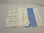 Lote de 4 antigos panos de prato em linho com bordados. Medindo um deles 60cm x 40cm. Peças com marcas de guardado.