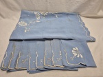 Jogo de toalha retangular com 8 guardanapos em linho com bordados. Medindo 210cm x 140cm. Peças com marcas de guardado.