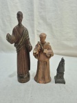 Lote de 3 imagens sacras, sendo em madeira, barro e metal. Medindo o maior 23cm de altura. No estado.