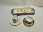 Lote de 2 xícaras de café para coleção e bandeja retangular em madeira. Medindo 23cm x 13cm x 3cm de altura.