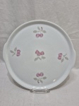 Lindo prato de bolo em porcelana Renner Medaillon com pintura de morangos. Medindo 28cm de diâmetro.