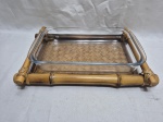 Travessa retangular em vidro temperado com suporte em bambu. Medindo a travessa 30cm x 17cm x 5cm de altura. Com pequeno bicado.