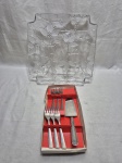Lote de prato de bolo quadrado em vidro moldado, espátula com 6 garfos de bolo em aço inox. Medindo 30cm x 30cm.