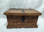 Linda caixa tipo bau em madeira entalhada com acabamentos em ferro. Medindo 33,5cm x 20cm x 19cm de altura.