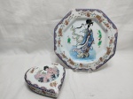Lote de prato decorativa e caixa na forma de coração em porcelana com pintura de gueixa. Medindo o prato 27cm de diâmetro.