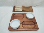 Lote de petisqueira com 2 divisorias,2 porta pasta em porcelana e jogo de 6 facas com pega em resina. Medindo a petisqueira 25cm x 20cm.