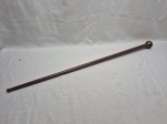 Linda bengala tipo cajado em madeira. Medindo 86cm de comprimento.