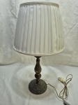 Lindo abajur com pé em metal ricamente trabalhado com relevos e cúpula em tecido. Medindo 36cm de altura, cupula tecido 29,5cm x 20cm.