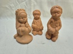 Lote de 3 esculturas em cerâmica ricamente trabalhado. Medindo o maior 15cm de altura.