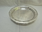 Linda bandeja redonda em prata 90 Domus vazado e cinzelado. Medindo 26cm x 4cm de altura.