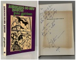 ANTONIO, João. - ABRAÇADO AO MEU RANCOR - Contos. Rio de Janeiro: Editora Guanabara, 1986. PRIMEIRA EDIÇÃO COM DEDICATÓRIA AUTÓGRAFA DO AUOR: " Para Mário Garcia de Paiva, que foi dos primeiros leitores deste texto e que dando prestígio "Abraçado ao Meu Rancor" minhas coisas, ofereço com meu grande abraço e a saudade do João Antônio" . Acompanha uma carta datilografada pelo autor falando sobre o conto que dá título ao livro. Prêmio Nacional de Literatura Cidade de Belo Horizonte (1984). Prefácio de Alfredo Bosi, Ilustrações de Rubem Grilo. 243 pp. Brochura em bom estado de conservação. 14 x 20,5 cm.