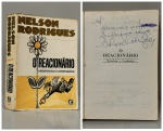 RODRIGUES, Nelson. - O REACIONÁRIO - Memórias e Confissões. Rio de Janeiro: Editora Record, 1977. PRIMEIRA EDIÇÃO COM DEDICATÓRIA AUTÓGRAFA DO AUTOR: "À Hermínia lembrança amiga Nelson Rodrigues". 526 pp. Brochura original, páginas com o leve amarelado do tempo em bom estado de conservação. 14 x 20,5 cm.