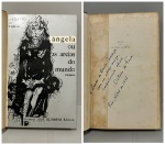 FARIA, Octavio de. - ÂNGELA OU AS AREIAS DO MUNDO (O Anjo de Pedra-II) - Romance. Rio de Janeiro: Livraria José Olympio Editora, 1963. PRIMEIRA EDIÇÃO COM DEDICATÓRIA AUTÓGRAFA DO AUTOR: "A Laudo de Almeida Camargo, com um abraço amigo, cordialmente oferece Octavio de Faria. Rio, Natal de 1963". 390 pp. Encadernado preservando as capas da brochura, páginas com o leve amarelado do tempo em bom estado de conservação. 14,5 x 23 cm.