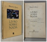 BARROS, Manoel de. - LIVRO SOBRE NADA. Ilustrações de Wega Nery. Rio de Janeiro: Record, 1997. DEDICATÓRIA DO AUTOR: "Ao Ricardo Nascimento Barros com um fraterno abraço do Manoel de Barros". 4ª Edição. 85 pp. Brochura em bom estado de conservação. 14 x 21 cm.