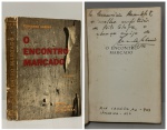 SABINO, Fernando. - O ENCONTRO MARCADO - Romance. Rio de Janeiro: Editora Civilização Brasileira, 1956. PRIMEIRA EDIÇÃO COM DEDICATÓRIA AUTÓGRAFA DO AUTOR: "A Maurício ..., o melhor anfitrião de Porto Alegre, o abraço mago de Fernando Sabino. 1;12;56". Coleção Vera Cruz - Vol. I.281 pp. Brochura em bom estado de conservação. 14 x 21 cm.