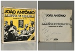 JOÃO ANTÔNIO. - LAMBÕES DE CAÇAROLA (Trabalhadores do Brasil!). Porto Alegre: Editores L & PM, 1977. Série Ilustrada Vol. 1. DEDICATÓRIA AUTÓGRAFA DO AUTOR: "Para Linda Facuri, ofereço estas gentes do Beco da Onça. Com o abraço e os melhores votos do João Antônio. Rio Pontões da Barca, 12/ abril/ 1989". Não paginado. Brochura com danos na capa e páginas amareladas pelo tempo. 20 x 20 cm.