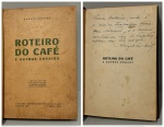 MILLIET, Sérgio. - ROTEIRO DO CAFÉ - E Outros Ensaios. São Paulo: Coleção Departamento de Cultura, 1939. DEDICATÓRIA AUTÓGRAFA DO AUTOR: "Paulo Medeiros, este é o único trabalho sério que escrevi, e o mais conhecido das, apesar das três edições. Sérgio Milliet". Contribuição para o estudo da História Econômica e Social do Brasil. 188 pp. + Índice. Encadernação preservando as capas da brochura, miolo com o leve amarelado do tempo em bom estado de conservação. 16 x 23 cm.