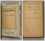 RESENDE, Otto Lara. - O LADO HUMANO. Rio de Janeiro: Editora A Noite, 1952. PRIMEIRA EDIÇÃO COM DEDICATÓRIA AUTÓGRAFA DO AUTOR: "Para Montenegro, com a velha admiração de Otto Lara Resende Rio, 17". 108 pp. + Índice. Encadernado preservando a capa da brochura, páginas amareladas do tempo; em bom estado de conservação. 15,5 x 23 cm.