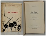 MORAIS, Vinicius de. - AS FERAS - Tragédia em Três Atos. Rio de Janeiro: Serviço Nacional de Teatro Ministério da Educação e Cultura, 1968. PRIMEIRA EDIÇÃO. Menção Honrosa Prêmio Serviço Nacional de Teatro 1966. 86 pp. Brochura original parcialmente solta do miolo, em bom estado de conservação. 15 x 21 cm.