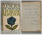 MORAIS, Vinicius de. - LIVRO DE SONETOS. Rio de Janeiro: Editora Sabiá, 1967. DEDICATÓRIA DO AUTOR PARA O POETA WALMIR AYALA: "Ao querido Walmir, o melhor abraço e os votos mais lindos do seu, sempre Vinicius. Rio, nov. 67".   Segunda edição aumentada. 150 pp. Brochura em bom estado de conservação. 14 x 21 cm.