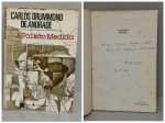 DRUMMOND DE ANDRADE, Carlos. - A PAIXÃO MEDIDA. Rio de Janeiro: Livraria José Olympio Editora, 1980. DEDICATÓRIA DO AUTOR PARA O POETA WALMIR AYALA: " Ao caro Walmir Ayala, poeta da minha afetuosa admiração, Drummond. Rio, XI. 1980". Nova edição aumentada. 92 pp. Brochura em bom estado de conservação. 14 x 21 cm.