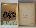DRUMMOND DE ANDRADE, Carlos. - VERSIPROSA - Crônica da Vida Cotidiana e de Algumas Miragens. Rio de Janeiro: Livraria José Olympio Editora, 1967. PRIMEIRA EDIÇÃO COM DEDICATÓRIA DO AUTOR PARA O POETA WALMIR AYALA: " Ao Walmir Ayala, poeta e amigo, com o abraço em versiprosa de Carlos Drummond de Andrade. Rio, IX, 1967". 165 pp. Brochura em bom estado de conservação. 13 x 18 cm. 