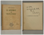 QUINTANA, Mario. -  O APRENDIZ DE FEITICEIRO. Porto Alegre: Edições Fronteira, 1950. PRIMEIRA EDIÇÃO COM DEDICATÓRIA DE Paulo Hecker Filho para o tradutor Milton Persson: " Ao Milton, que compreende tanto, of. o Paulo". 35 pp. + índice. Brochura em bom estado de conservação. 11 x 15 cm.