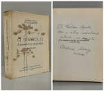 MURICY, Andrade. - O SÍMBOLO - À sombra das Araucárias (memórias).  Rio de Janeiro: Conselho Federal de Cultura e Departamento de Assuntos Culturais, 1976. PRIMEIRA EDIÇÃO COM DEDICATÓRIA DO AUTOR PARA O POETA WALMIR AYALA: " A Walmir Ayala, com a ativa cordialidade ... no âmbito d'o símbolo entre os pinheirais cantantes, Andrade Muricy 20/12/1976". 428 pp. + índice das ilustrações. Brochura em bom estado de conservação. 16 x 22 cm.