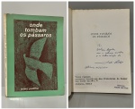 PADILHA, Telmo. - ONDE TOMBAM OS PÁSSAROS.  Rio de Janeiro: Seta Edições, 1974. PRIMEIRA EDIÇÃO COM DEDICATÓRIA DO AUTOR PARA O POETA WALMIR AYALA: " A Walmir Ayala, com o abraço melhor e a admiração do Telmo Padilha. 25/ 3/975". 100 pp. + sumário. 13 x 19 cm.