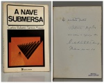 SANTOS ARAUJO, Carlos Roberto. - A NAVE SUBMERSA - Poemas.  Rio de Janeiro: Editora Cátedra, 1986. PRIMEIRA EDIÇÃO COM DEDICATÓRIA DO AUTOR PARA O POETA WALMIR AYALA: " Ao excelente poeta Walmir Ayala com o apreço do Carlos Roberto Santos Araújo. Itabuna, 20.02.88". 87 pp. Brochura em bom estado de conservação. 14 x 21 cm.