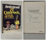 ASSIS BRASIL. - ZÉ CARRAPETA, O GUIA DE CEGO. Rio de Janeiro: Editora Record, 1984. PRIMEIRA EDIÇÃO COM DEDICATÓRIA DO AUTOR PARA O POETA WALMIR AYALA: " Para Walmir Ayala com a estima do Assis Brasil". 118 pp. Brochura em bom estado de conservação. 14 x 21 cm.