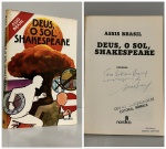 ASSIS BRASIL. - DEUS, O SOL, SHAKESPEARE.  Rio de Janeiro: Editora Nórdica, 1978. PRIMEIRA EDIÇÃO COM DEDICATÓRIA DO AUTOR PARA O ESCRITO Silveira Brasil: " Para Silveira Brasil, homenagem do Assis Brasil". 135 pp. Brochura em bom estado de conservação. 14 x 21 cm.