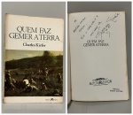 KIEFER, Charles. - QUEM FAZ GEMER A TERRA. Porto Alegre: Editora Mercado Aberto, 1991. PRIMEIRA EDIÇÃO COM DEDICATÓRIA DO AUTOR PARA O POETA WALMIR AYALA: " Ao Querido amigo Ayala, com o carinho e a amizade do, Carlos Kiefer. 12,06,91". 114 pp. Brochura em bom estado de conservação. 14 x 21 cm.