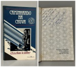 KIEFER, Charles. - CAMINHADA NA CHUVA. Porto Alegre: Editora Mercado Aberto, 1982. PRIMEIRA EDIÇÃO COM DEDICATÓRIA DO AUTOR PARA O POETA WALMIR AYALA: " Ao Walmir, para que saiba: Caminhar na chuva é bom, é um estado de pura poesia! Com o carinho do, Carlos Kiefer. Porto Alegre 06.11,83". 78 pp. Brochura em bom estado de conservação.