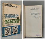 TELES, Gilberto Mendonça. - VANGUARDA EUROPEIA E MODERNISTO BRASILEIRO: Apresentação e Crítica dos Principais Manifestos Vanguardistas. Petrópolis: Vozes, 1972. PRIMEIRA EDIÇÃO COM DEDICATÓRIA AUTÓGRAFA PARA O POETA WALMIR AYALA:  Para Walmir Ayala, com o abraço do Gilberto Mendonça Teles. Rio, 7/4/72". 271 pp. Brochura em bom estado de conservação. 12 x 20 cm.