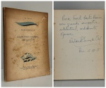 RIBEIRO DO VAL, Waldir. - RAIMUNDO CORREIA ESTUDANTE -  Ensaio. Rio de Janeiro: Ministério da Educação e Cultura/Serviço de Documentação, 1955. PRIMEIRA EDIÇÃO COM DEDICATÓRIA DO AUTOR PARA O POETA FOED CASTRO CHAMMA: " Para Foed Castro Chamma, com grande simpatia intelectual, cordialmente oferece. Waldir Ribeiro do Val. Rio, 15 - XII - 55". 114 pp. Brochura com manchas na capa e páginas amareladas pelo tempo. 16 x 22 cm.
