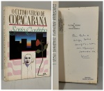COUTINHO, Sonia. - O ÚLTIMO VERÃO DE COPACABANA. Rio de Janeiro: José Olympio Editora, 1985. PRIMEIRA EDIÇÃO COM DEDICATÓRIA AUTÓGRAFA DA AUTORA: "Para Bella e Jorge, bons amigos, com um abraço de Sonia". 135 pp. Brochura com páginas levemente amareladas pelo tempo e carimbo de posse na folha de rosto em bom estado de conservação. 14 x 21 cm.