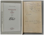ANJOS, Cyro dos. - EXPLORAÇÕES NO TEMPO - Memórias. Rio de Janeiro: Livraria José Olympio Editora, 1963. DEDICATÓRIA AUTÓGRAFA DO AUTOR:" Á D. e ao Rodrigo Octavio Filho, homenagem de admiração e estima do velho amigo Cyro dos Anjos. Rio, 17/9/68". Ilustrações de Euridyce. 226 pp. Encadernação editorial, páginas com o amarelado do tempo em bom estado de conservação. 14 x 22 cm.