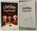 CONY, Carlos Heitor. - BARBEIRO, Heródoto e XEXÉO, Artur. - LIBERDADE DE EXPRESSÃO. São Paulo: Editora Futura, 2003. PRIMEIRA EDIÇÃO COM DEDICATÓRIA AUTÓGRAFA DOS AUTORES. Ilustrações Eduardo Baptistão. 102 pp. Brochura com páginas levemente amareladas pelo tempo em bom estado de conservação. 14 x 21 cm.