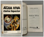 LISPECTOR, Clarice. - ÁGUA VIVA - Ficção. Rio de Janeiro: Editora Artenova, 1973. PRIMEIRA EDIÇÃO. Capa Studio Artenova. 115 pp. Brochura original, muito bom estado de conservação com cadernos firmes e páginas amareladas e limpas. 14 x 21 cm