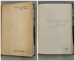 MOTTA, Dantas. - ANJO DE CAPOTE - Poesia. São Paulo: Livraria Martins Editora S.A., 1953. PRIMEIRA EDIÇÃO COM DEDICATÓRIA AUTÓGRAFA DO AUTOR: "Ao caríssimo com a amizade e um abraço da Dantas Motta S. Paulo, 9/1/53".  57 pp. + Índice. Encadernado preservando as capas da brochura, páginas amareladas pelo tempo em bom estado de conservação. 16 x 23 cm.