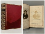 THE CHANDOS POETS. THE POETICAL WORKS OF THOMAS MOORE. Reprinted form the early Editions, with explanatorn notes, &c. With original illustrations and steel Portrait. London: Frederick Warne and Co., (s.d.) c. 1880. 653 pp. Encadernação antiga em pleno couro vermelho com gravações e os três cortes marmorizados. Páginas íntegras e em muito bom estado de conservação. 13 x 19 cm.
