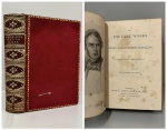 THE POETICAL WORKS OF HENRY WADSWORTH LONGFELLOW. Illustrated by Sir John Gilbert, R. A. The authors Edition. London: George Routledge and Sons, 1881. 504 pp. Encadernação antiga em pleno couro vermelho com douração, páginas íntegras, sem grifos ou anotações com os três cortes aquarelados. Ligeiros picos de insetos nas duas primeiras páginas e nas três últimas. Nada de mais. 14 x 20 cm.