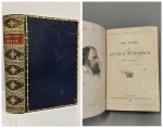 THE WORKS OF ALFRED TENNYSON. POET LAUREAT. London: Kegan Paul, Trench, & Co., 1882. 738 pp. Encadernação antiga em pleno couro azul e douração. Páginas íntegras com os três cortes marmorizados. Muito bom exemplar. 12 x 19 cm.