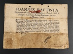 JOANNES BAPTISTA  MISERATIONE DIVINA, TITULI S. MARIAE IN ARACELI, S.R.E. PAESBYTER, CARDINALIS BUSSIUS, EPISCOPUS ANCONOE & HMANAE COMES. Certificado em latim, datado de 26 de julho (data ilegível), emitido por Joannes Baptista, Cardeal Bussi, Bispo de Ancona. Atesta que um pequeno travesseiro com uma fita de seda vermelha (afixada no documento) esteve debaixo do pé de SANTA ANA, Mãe da VIRGEM MARIA, uma relíquia venera na Catedral de São Cyriaci, em Ancona. Selado. 27 x 19 cm.